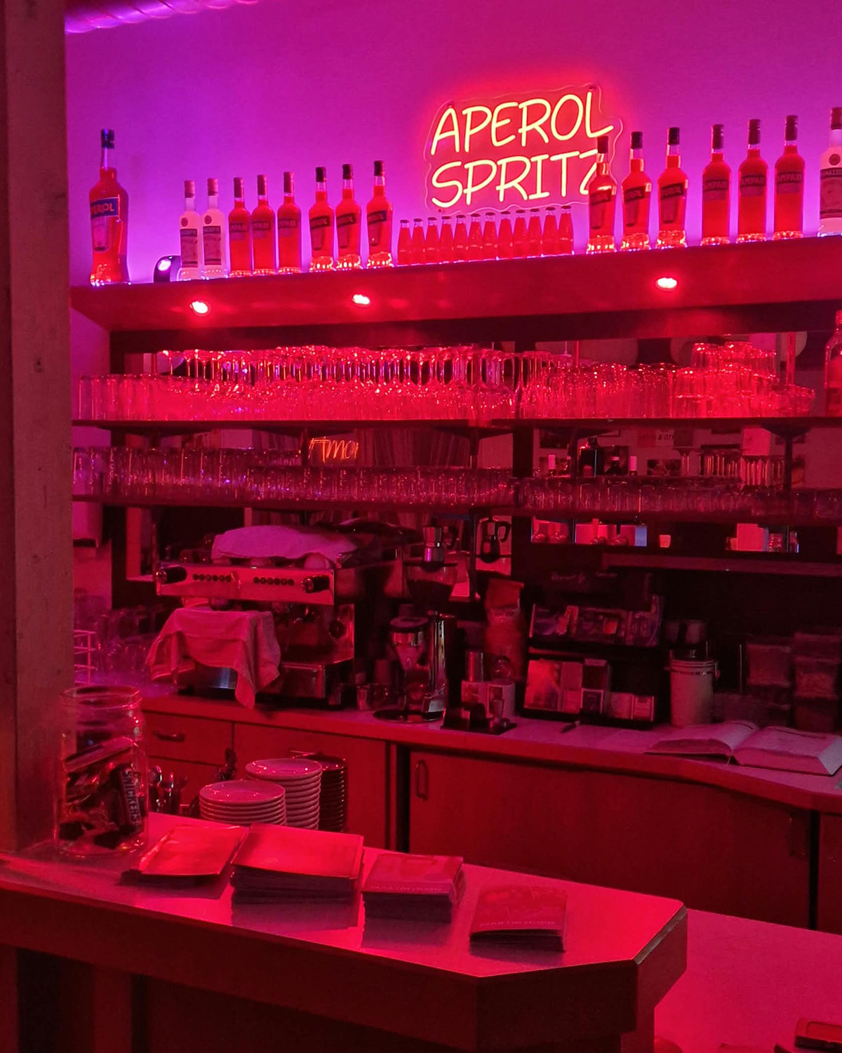 Bar mit Aperol-Spritz-Leuchtschrift