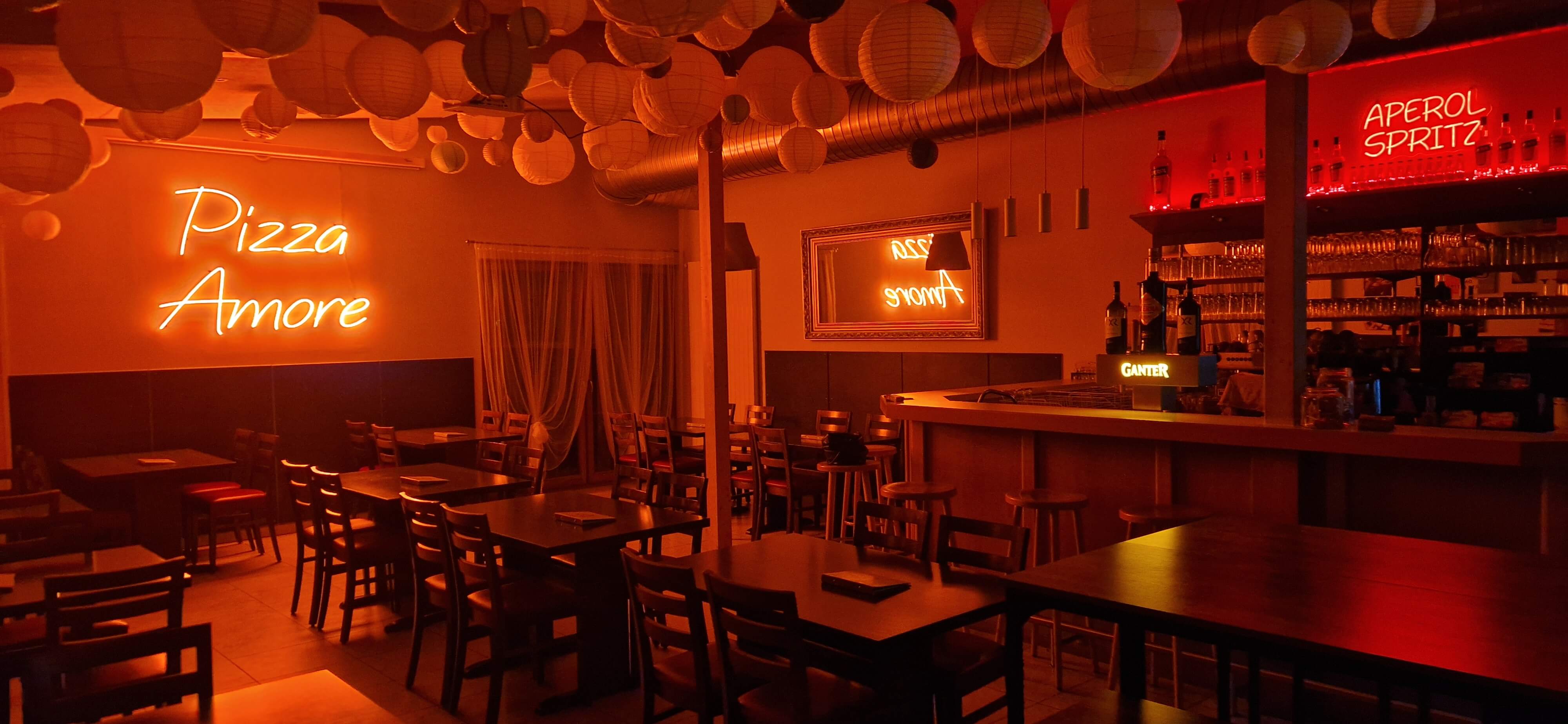 Gastraum mit Lampions und der Bar