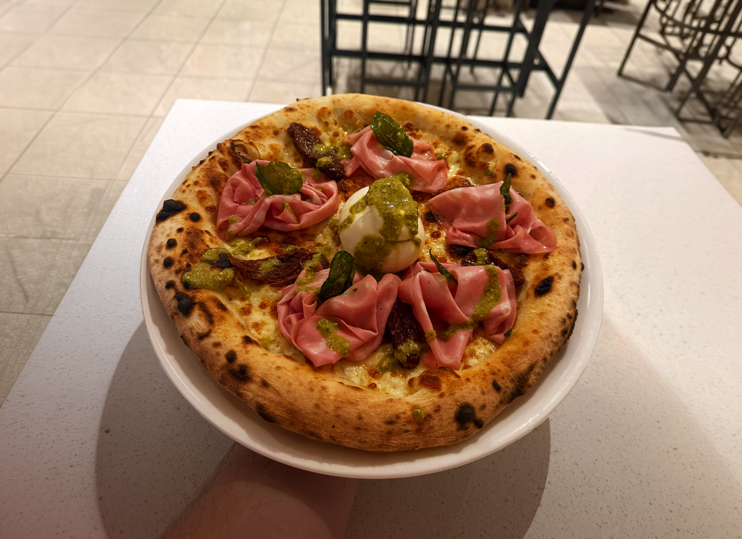 Pizza mit Mortadella, Burrata und Pesto