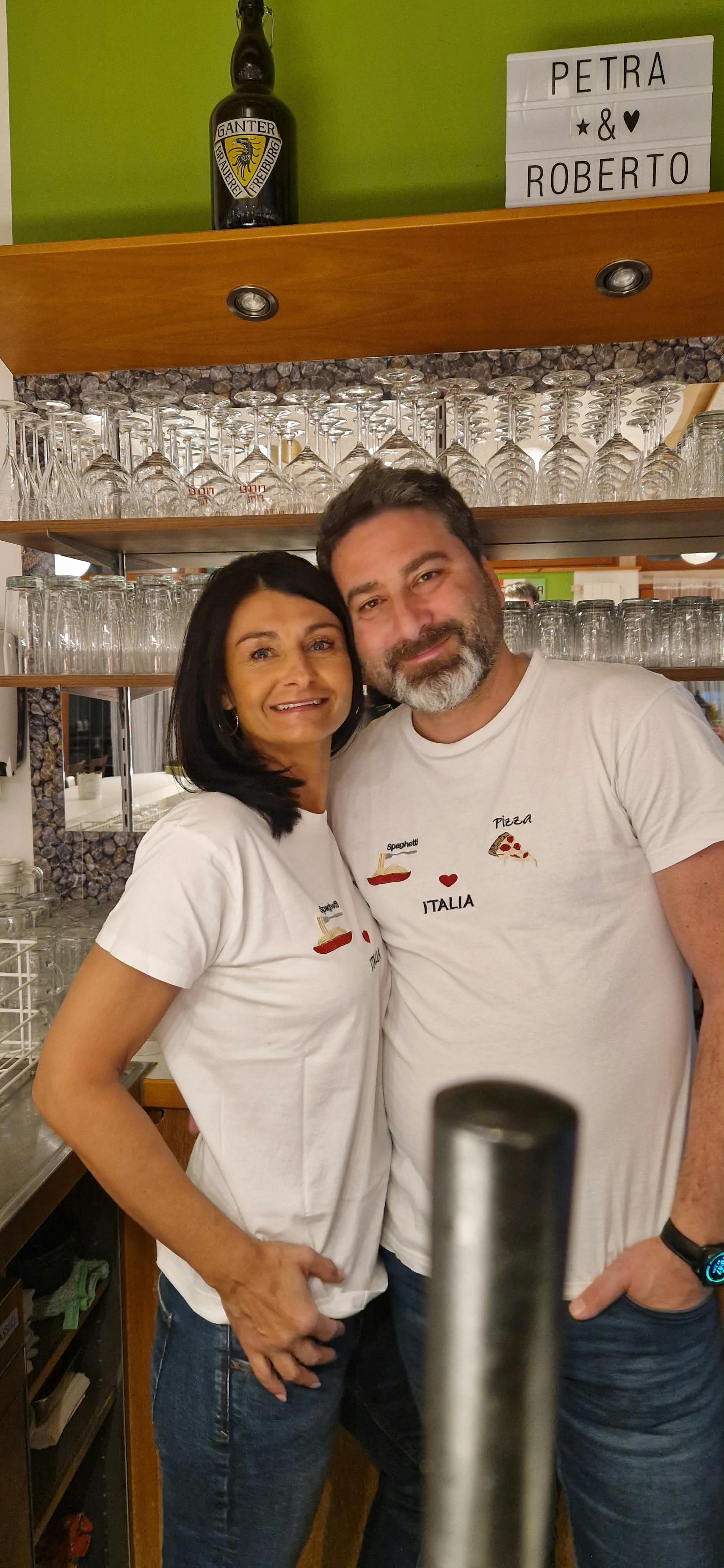 Petra und Roberto hinter der Bar