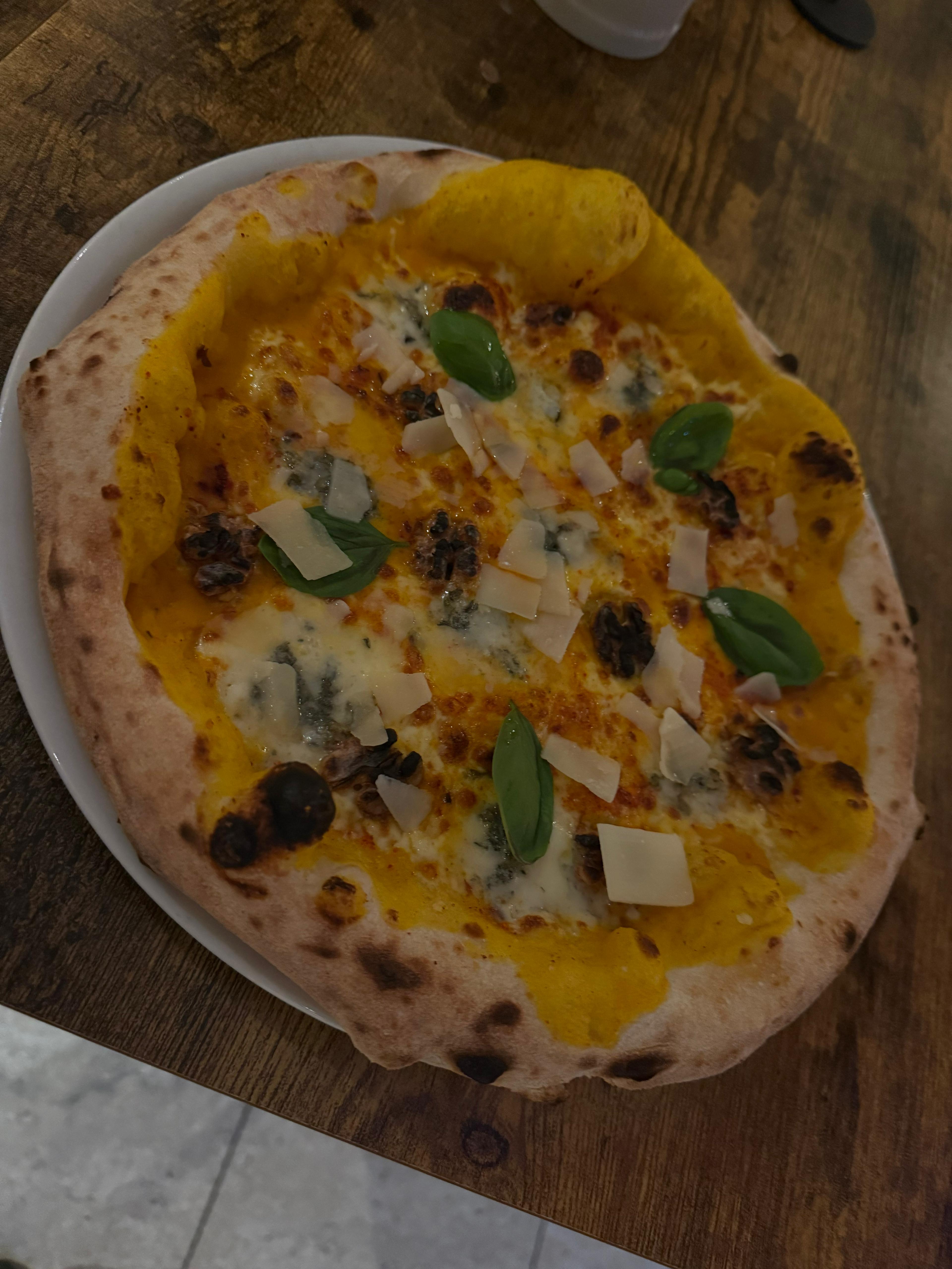 Pizza mit Kürbis, Gorgonzola und Basilikum